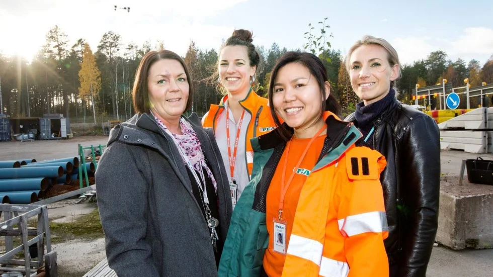 Samarbete. Monica Barck Flygare (t.v), Clara Emmoth, Tan Sathawee Yimgrim, och Jenny Frank utanför Peabs byggnad i Luleå sommaren 2016.