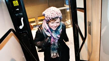 Vera Gustafsson går ombord på tåget.