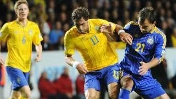 Sveriges Johan Elmander i mötet med Kazakstan - som blå-gult lyckades vinna knappt.