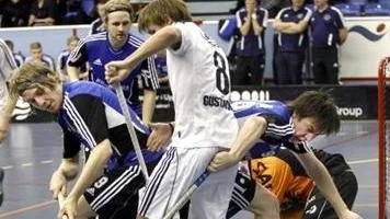 Mikael Hast (t.v) svarade för ett mål och en assist. Här i kamp med FBC:s Joakim Gustafsson.