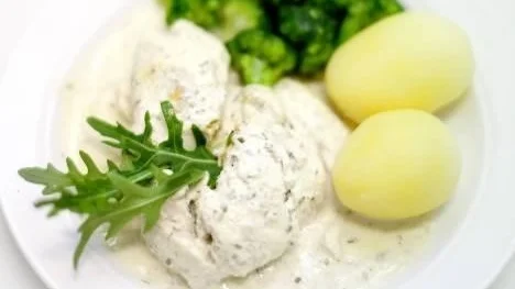 Reportage om förskolekocken Raquel Canas. Hon vet vad som går hem i matväg hos småbarn. På bilden: dragonfisk med potatis, broccoli och lite sallad.