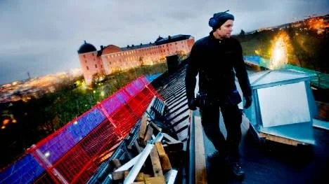 Universitetsbiblioteket Carolina rediviva får ett nytt tak sedan brister blottades i en storm 2007. På bilden syns Per-Olof Fix, plåtslagare.