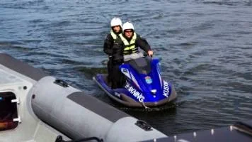 Kustbevakarna Martin Öström och Martin Johnson ute på uppdrag.