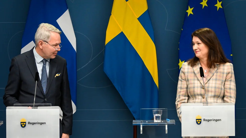 Utrikesministrarna Pekka Haavisto och Ann Linde har olika förutsättningar när de tillsammans närmar sig Nato.