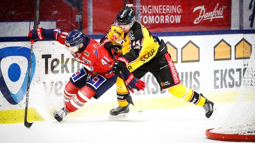 LINKÖPING 20170127
Linköpings Chad Billins (tv) och Luleås Jonas Berglund under lördagens ishockeymatch i SHL mellan Linköping HC och Luleå HF i Saab Arena.
Foto: Stefan Jerrevång / TT / kod 60160