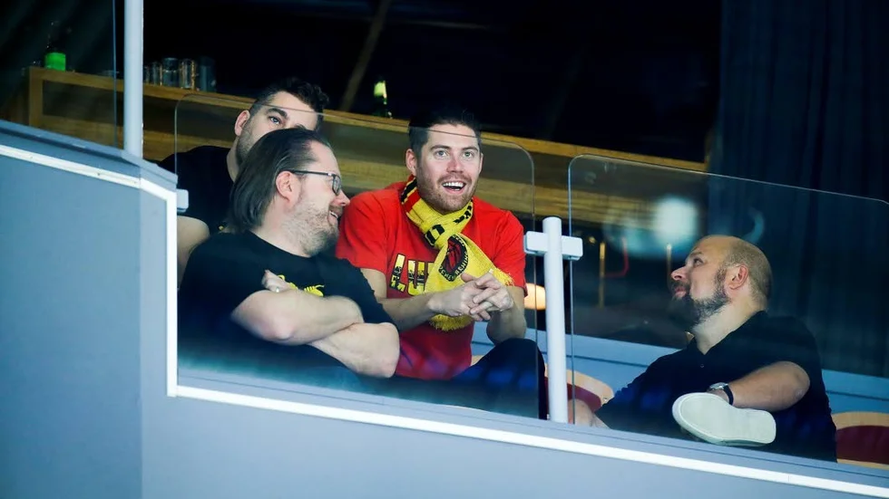 Jakob Porsér och kollegan från Mojang, Markus Persson (t.h) på en Luleå hockey-match 2018.
