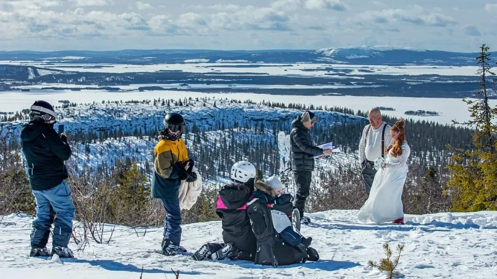 Hanna och Andreas Eriksson sa ja på toppen av Galtis. Vigselförrättare var kommunalrådet Isak Utsi. Med på bilden är även brudparets barn. 