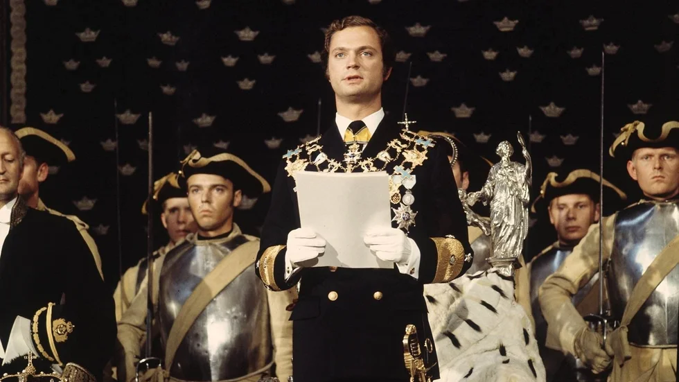 Kung Carl XVI Gustaf blev formellt Sveriges statschef den 19 september 1973 när han höll sitt trontal för representanter för Sveriges folk i rikssalen på Stockholms slott. Men han övertog tronen fyra dagar tidigare, den 15 september, när den tidigare kungen Gustaf VI Adolf dog. Arkivbild.