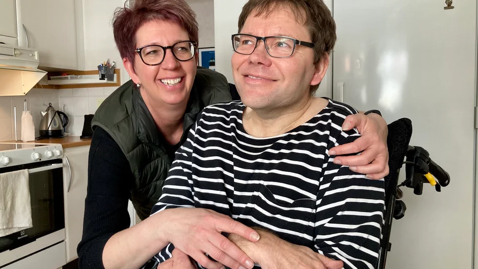 Hustrun Anna ger Peter en varm kram. De har varit tillsammans i över 30 år, men efter Peters stroke är numera ingenting som förr.