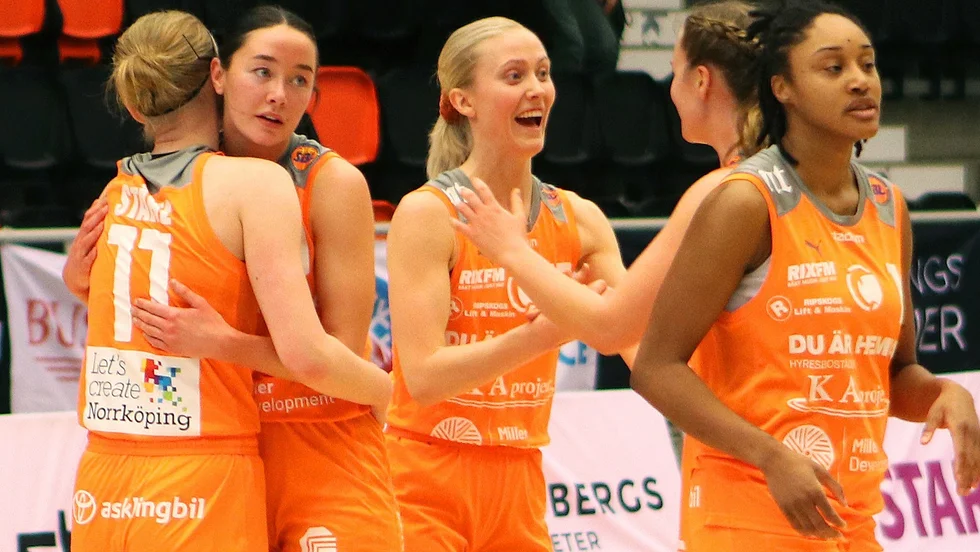 Glädje hos Anna Lundquist och de andra spelarna efter storsegern mot Östersund senast.