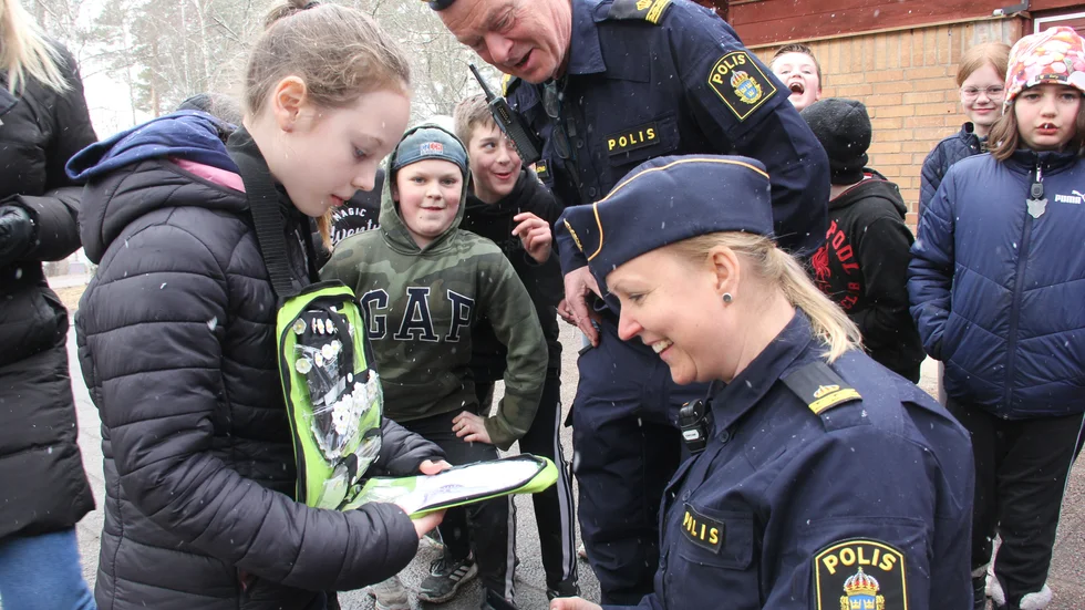 Amanda Leupold säljer den första majblomman till kommunpolis Mirjam Hopstadius. Mirjam tror mycket på att polisen ska ha bra kontakt med barn- och unga. "Då jag var liten tyckte vi så mycket om vår kvarterspolis att vi försvarade honom om det var någon som var dum, eller ville slåss med honom i Hallonbergens centrum." säger hon.