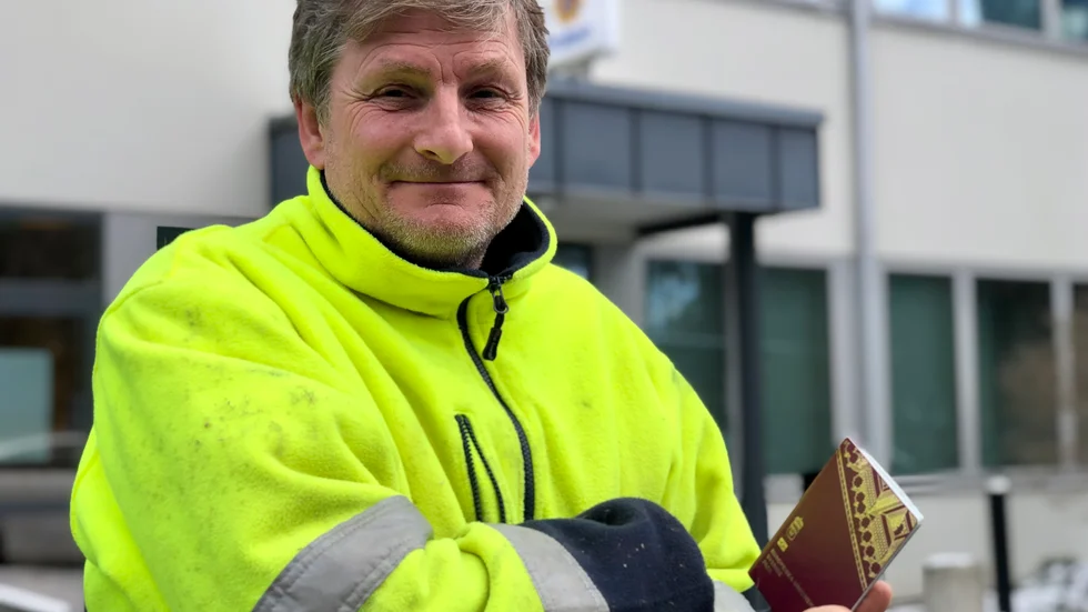 Anders Granath, 57, ska förnya sitt pass. Hans fru, som bokade passtiden, var ute i god tid. Nu är väntetiden i Strängnäs sex månader. 