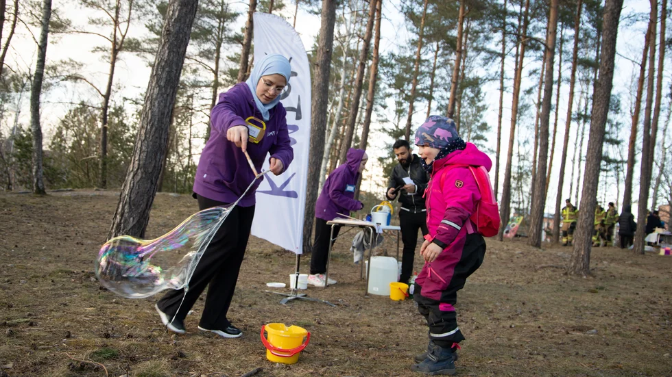 Komtek skapade jättestora såpbubblor tillsammans med barnen. 