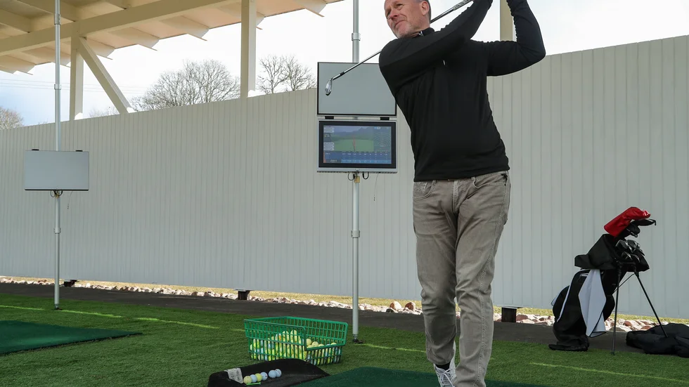 Anders Svensson, klubbchef vid Vreta Kloster GK, visar stolt upp den nya tekniska satsningen man gjort vid sin driving range. En dataskärm som med exakthet analyserar spelarens varje slag.