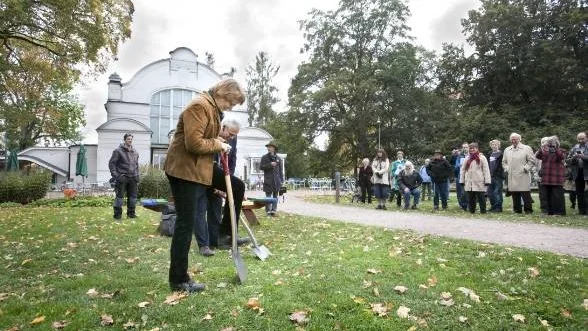 Eva Edwardsson, ordf. kulturnämnden tar första spadtaget till den nya dammen.