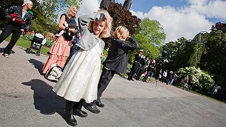 Nohmi, Emil och mamma Lisa med lilla Nelly väntar på nypromoverade Johan.