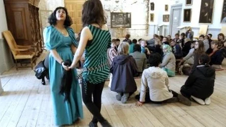 Salli Rahmeh och Raz Hassan i föreställningen Längta hem.