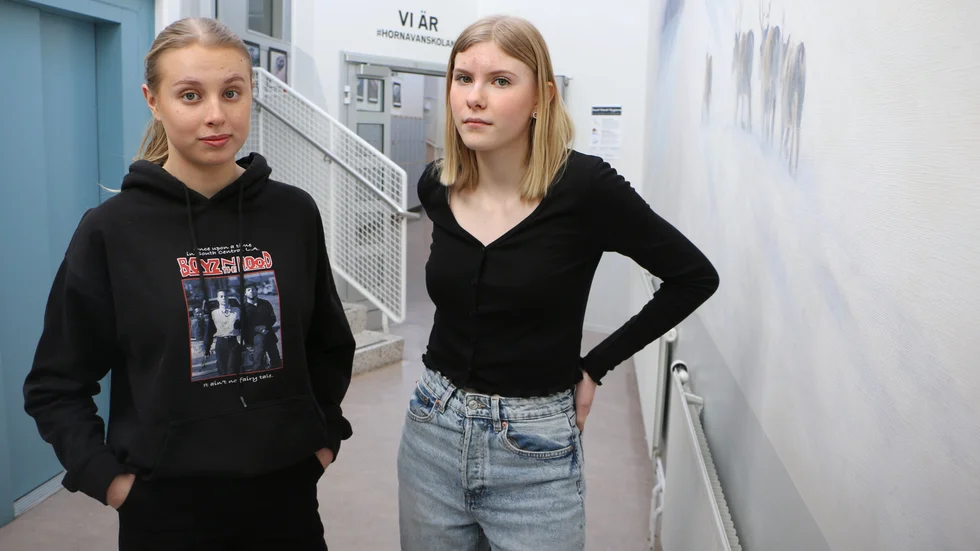 Eleverna Tora Dahlberg och Ines Le Goascogne har bestämt sig för att avsluta studierna på Hornavanskolan efter den här terminen. "Egentligen vill vi fortfarande gå i Arjeplog", säger Ines Le Goascogne.
 