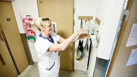 Karin Larsson, avdelningschef på ortopediska avdelningen 70 E2, förebygger infektioner med handsprit.