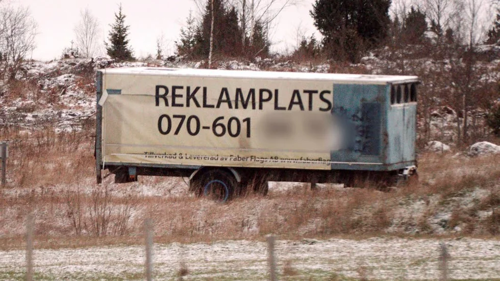 Nu utreds 22 reklamskyltar längs E4 i Knivsta efter att en privatperson anmält dem.
