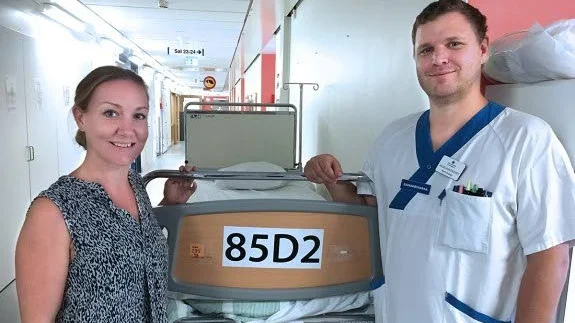 På Akademiska sjukhusets nya kirurgiska utvecklingsavdelning ska man bland annat testa och utveckla nya arbetssätt. Här syns sjuksköterskan Karolina Svantesson och avdelningschefen Patrik Bodeby.