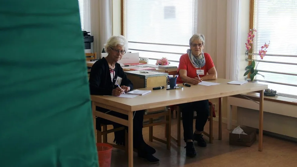 I 14 av 22 valdistrikt i Enköpings kommun är Socialdemokraterna det största partiet. Birgitta Brolin och  Yvonne Johansson tar emot röster i vallokalen på Drottninggatan.