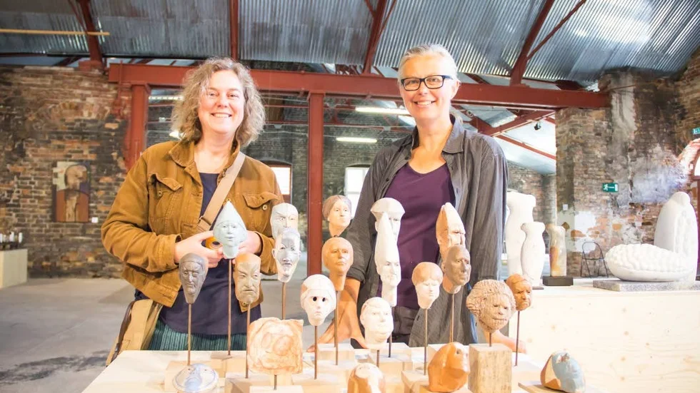 Katarina Persson och Christina Larsson, båda medlemmar i Konstkraft, arrangerar årets samlingsutställning i Ånghammaren. De är även två av sammanlagt 19 konstnärer som ställer ut.