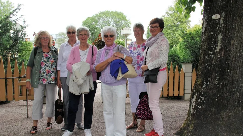 Turister från Eckerö på Åland besökte Linnéträdgården. Från vänster: Barbro Rosenqvist, Bibi Wikblom, Gun-Britt Borenius, Benita Selander-Carlsson, Gullan Fagerström och Katarina Bergman.