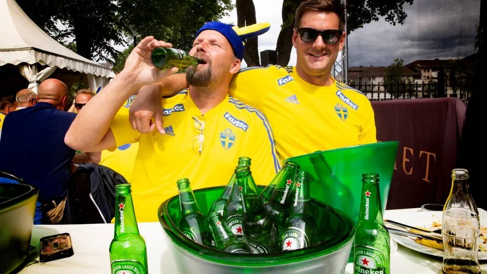 Karl Larsson och Tommy Fernland sitter på Flustret. De tror på Svensk seger.