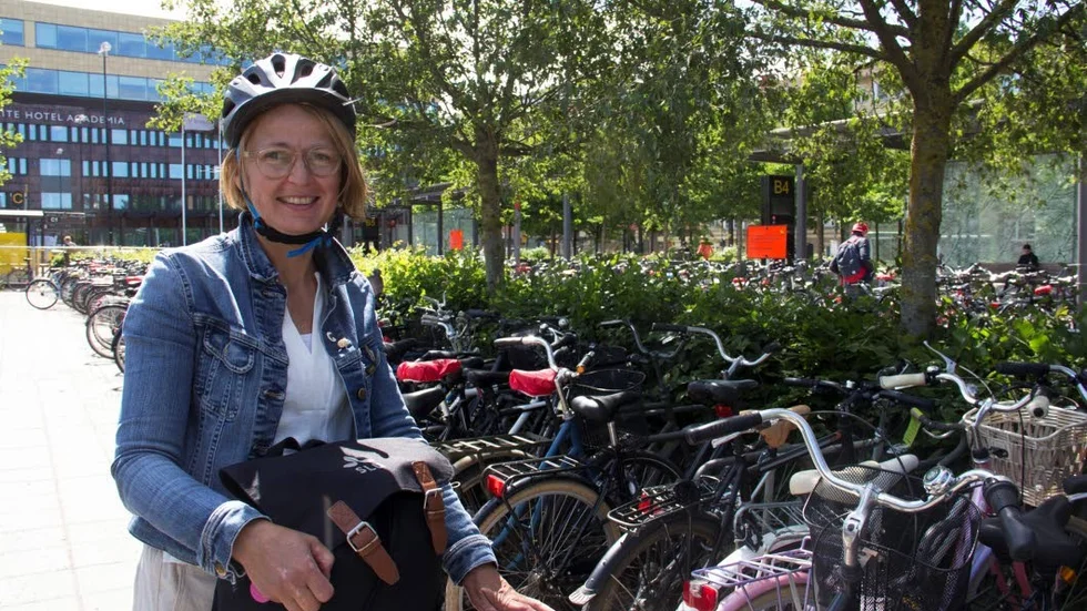 Karin Grönvall fick knappt plats med sin cykel på parkeringen i nuläget. Hon undrar vart alla cyklar ska stå.
