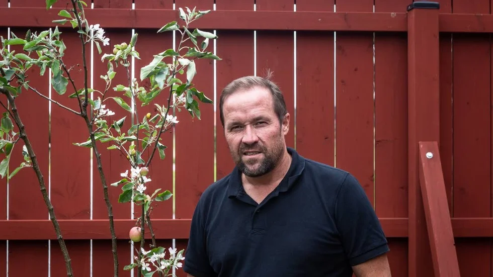 Thomas Lahti och det blommande äppelträdet.