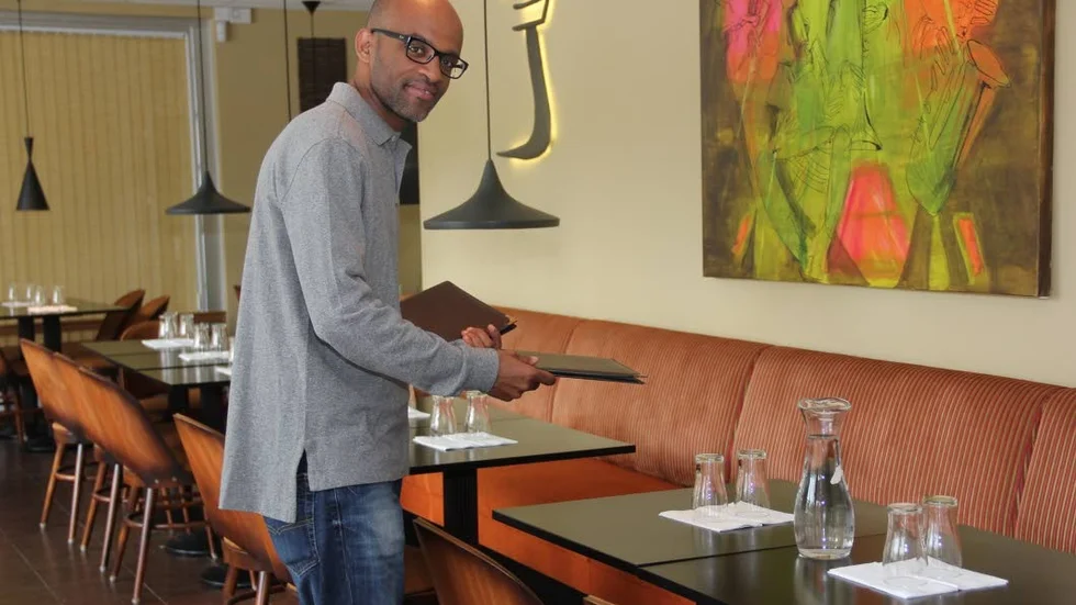 Caleb Kifleyesus dukar på restaurang Messob.