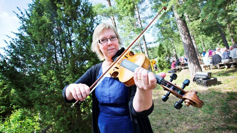 Sonia Sahlström är dotter till Eric Sahlström och den som kommer att leda Eric Sahlströms spelmansstämma i Vendel på lördag.