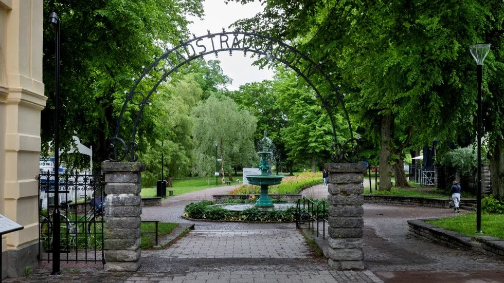 Med träd och grönytor hoppas Uppsala kommun kunna sänka temteraturen vid värmeböljor. Bilden visar Stadsträdgården i Uppsala.