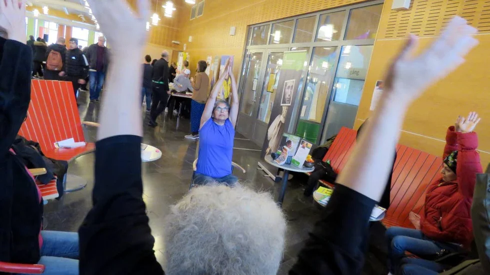 Bawantee Dudhee från Studieförbundet Vuxenskolan höll mjukyogapass.