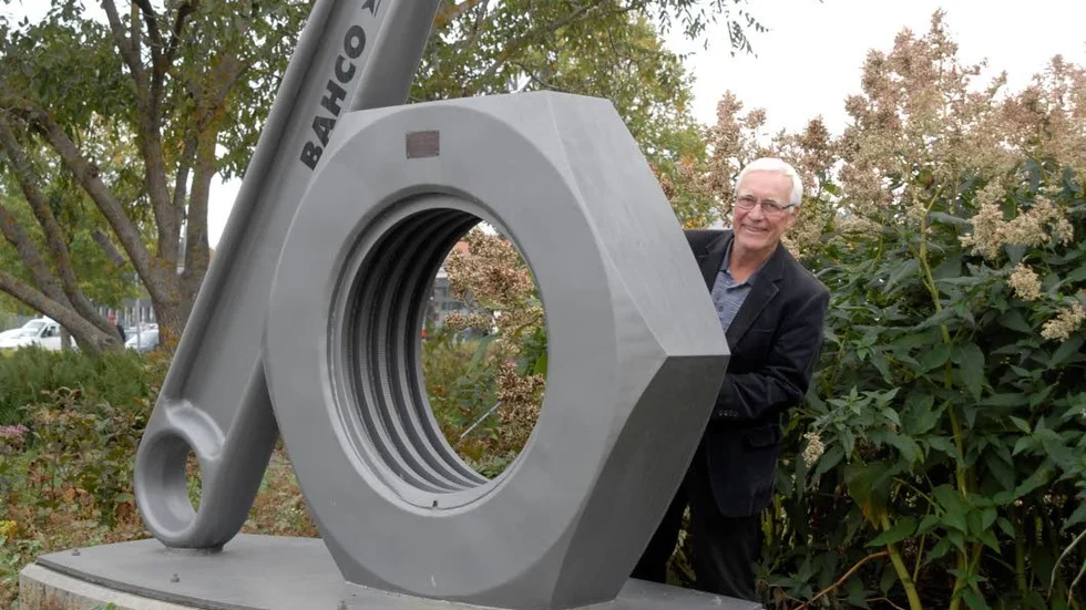 Mannen bakom verket: Bo Svalby är arkitekten till installationen Skiftnyckeln och muttern, som numera pryder Sala-infarten i Enköping.