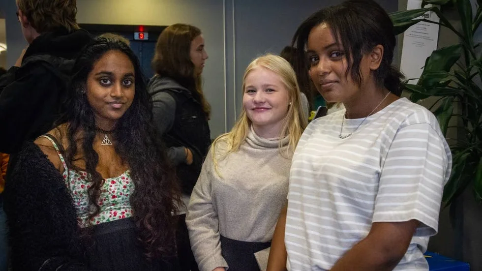 Från vänster: Dalia Bashang, Tuva Petersson och Amanda Söderberg väntar på att få komma in i aulan och höra vad politikerna har att säga.