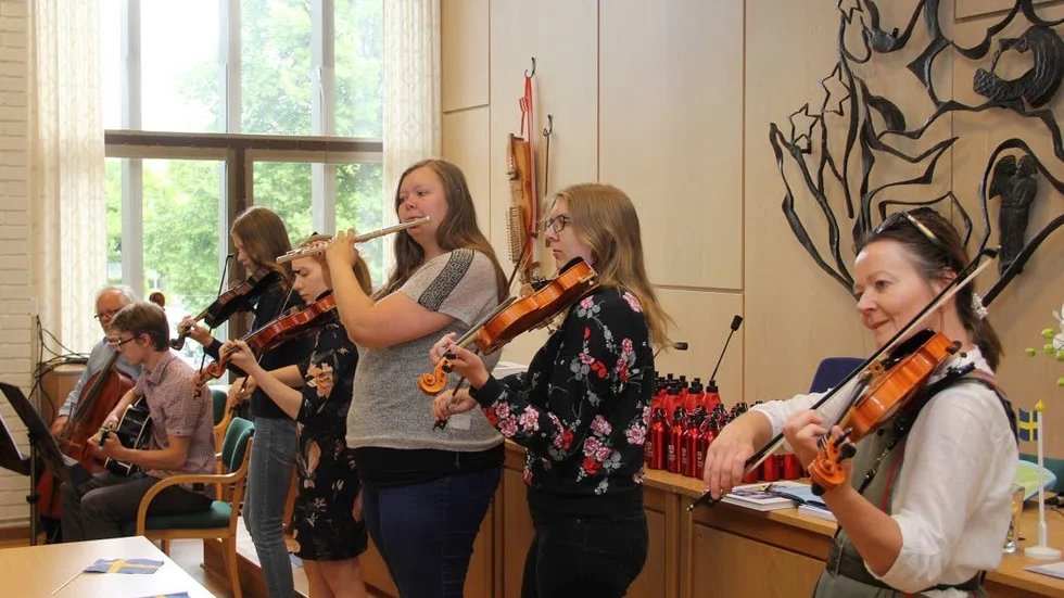 Låtverkstaden från Kulturskolan i Tierp underhöll med folkmusik.