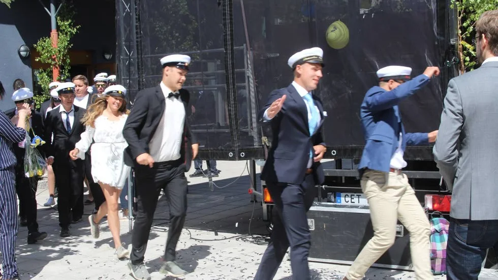 Glädjen över att få få springa ut gick inte att ta miste på. Tierps gymnasietreor lämnade skolan, som sig bör, i partystämning.