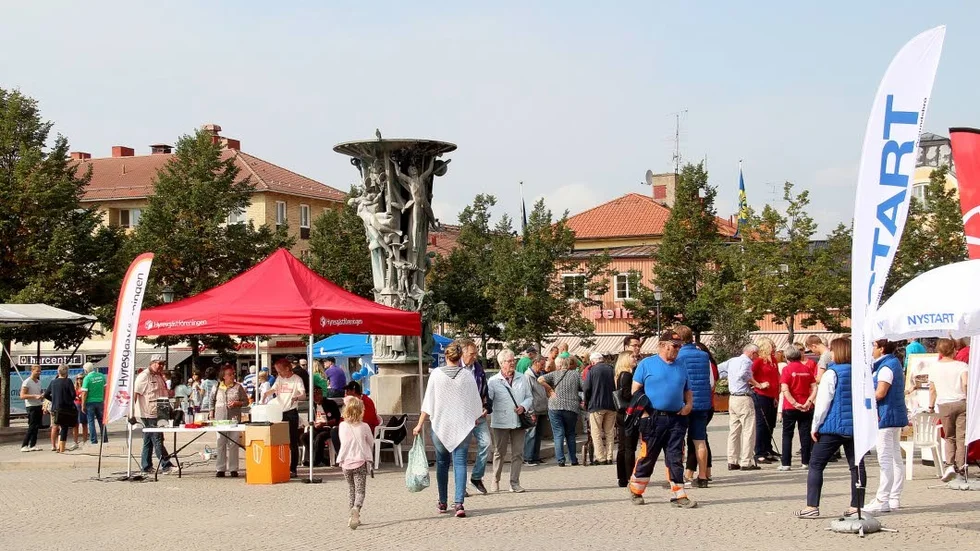 Det var liv och rörelse på Stora torget på lördagen då alla politiska partier fanns på plats för att övertyga väljare dagen före valet.
