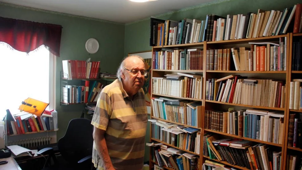 Lägenheten Hans-Göran Ekman delar med sambon Birgitta är fylld av böcker.