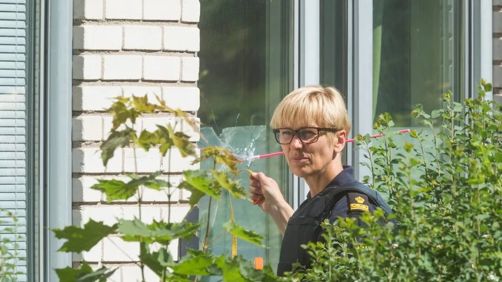 Ett bostadshus på Väktargatan träffades av ett skott som gick in genom rutan, mitt på onsdagen.