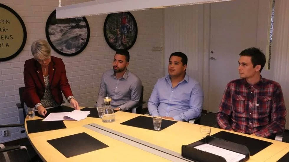 Presskonferens. På plats var Kommunalrådet Helena Öhlund, Gabriel Parada, COO, Gianfranco Castillo, CEO, och Lukas Foster, platschef.