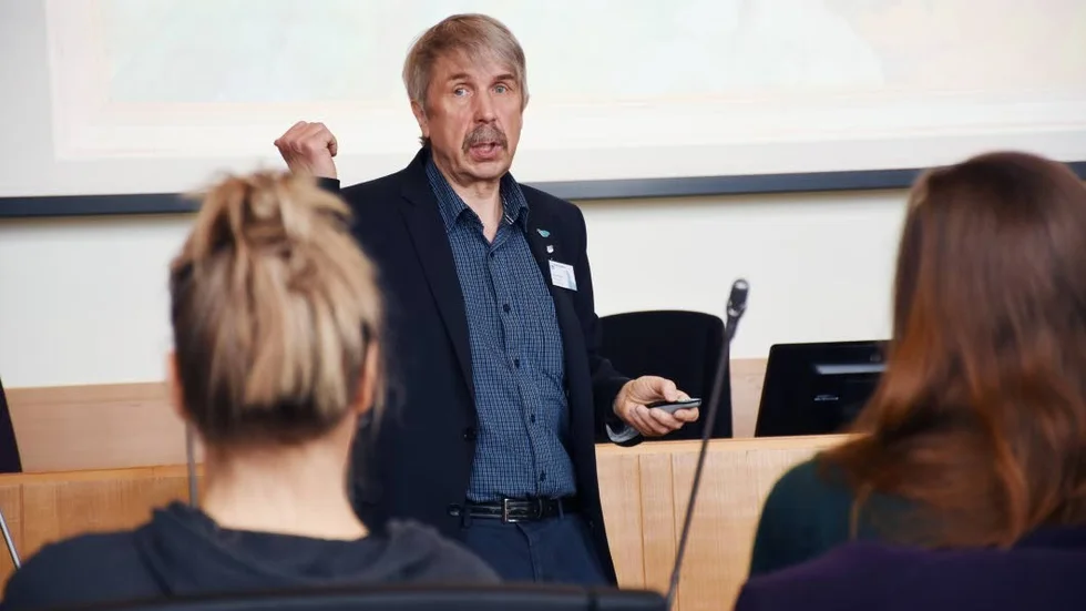 Lennart Lantto, kultursekreterare, berätta om stadshuset som ska rivas för elever från Hjalmar Lundbohmsskolan under måndagen.