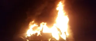 Bil i brand på E10