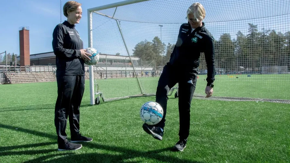 På konstgräsplanen på Bergnäset spelas motionsfotboll varje söndag. "Så länge intresset finns fortsätter vi"