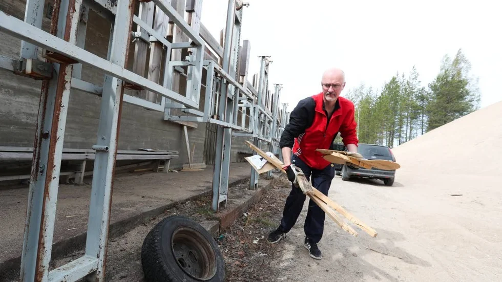 Vid kulfånget hade tavelställ brutits sönder. Leif Sandberg säger att föreningen inte tänker göra någon polisanmälan.