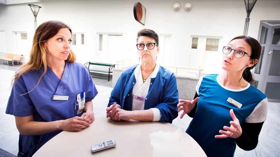 Missnöjet kokar bland de regionanställda sjuksköterskorna på Sunderby sjukhus. "Patientsäkerheten blir hotad. Vem kan rutinerna när det vissa arbetspass bara är bemanningspersonal på avdelningen?", säger Ann-Sofi Andersson, Marita Anthoney och Camilla Eriksson Sundberg, Vårdförbundet.