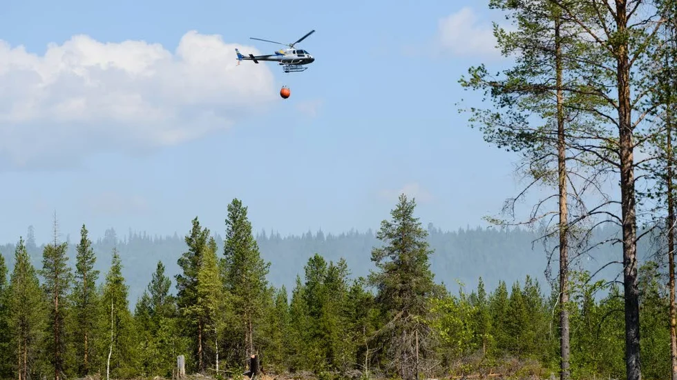 Arkivbild från när två helikoptrar vattenbombade området vid Klockarmyren i Jokkmokk som var en av de hårdast drabbade områdena.