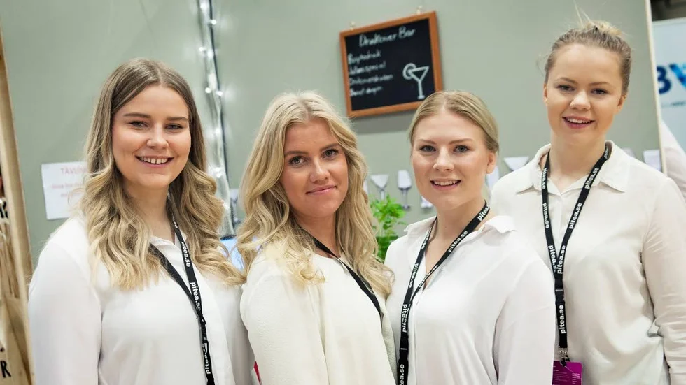 Drinkskydd. Ellen Woxberg, Isa Rajaniemi, Julia Bäckström och Stna Korvi driver UF-företaget Drinkcover UF.